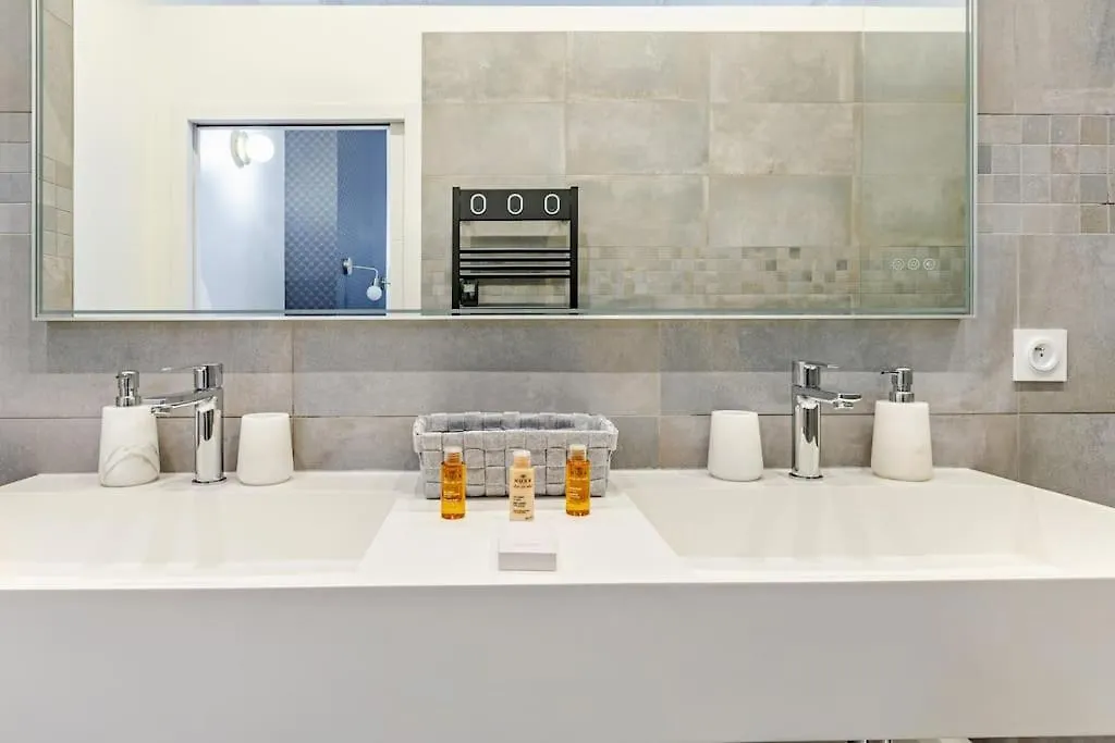 Newly Renovated Apt Near La Madeleine Paris