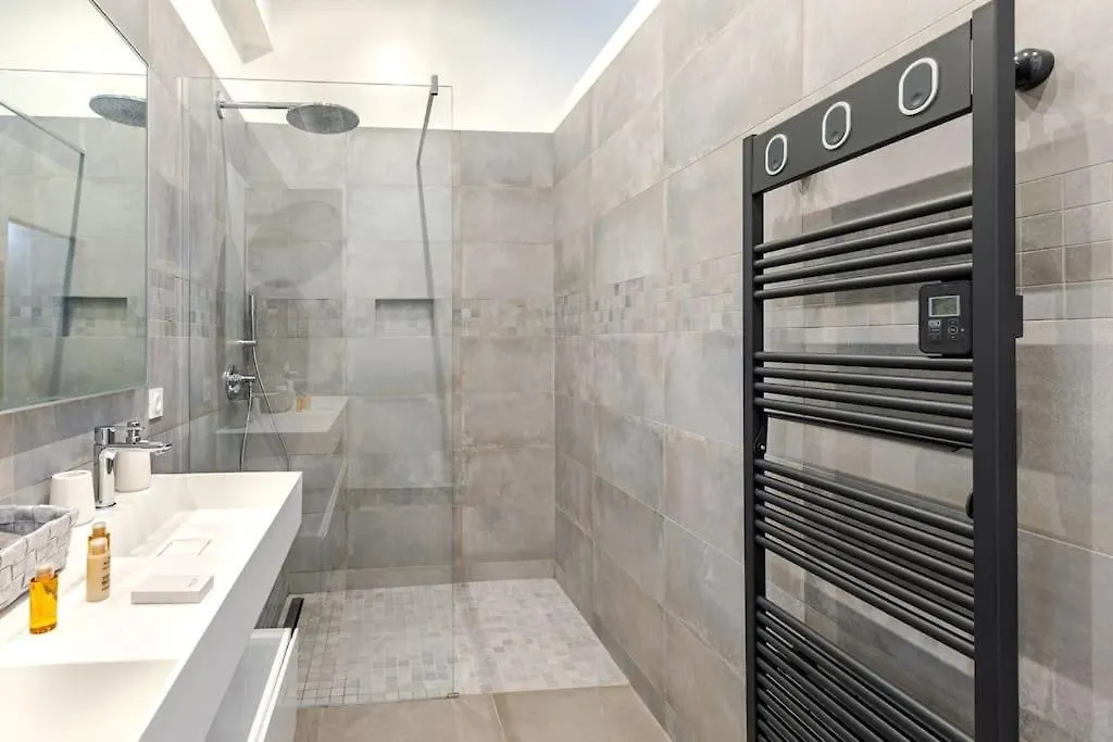 Newly Renovated Apt Near La Madeleine Paris France