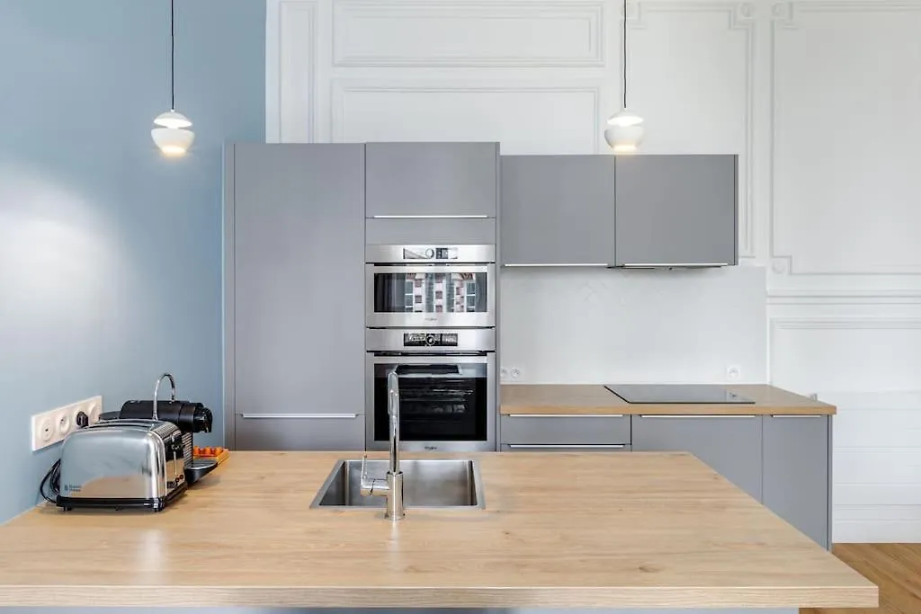 Newly Renovated Apt Near La Madeleine Paris France