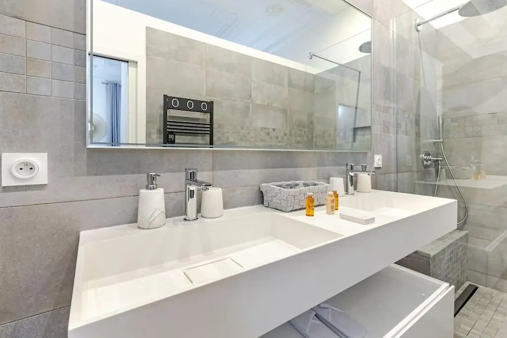Newly Renovated Apt Near La Madeleine Paris France